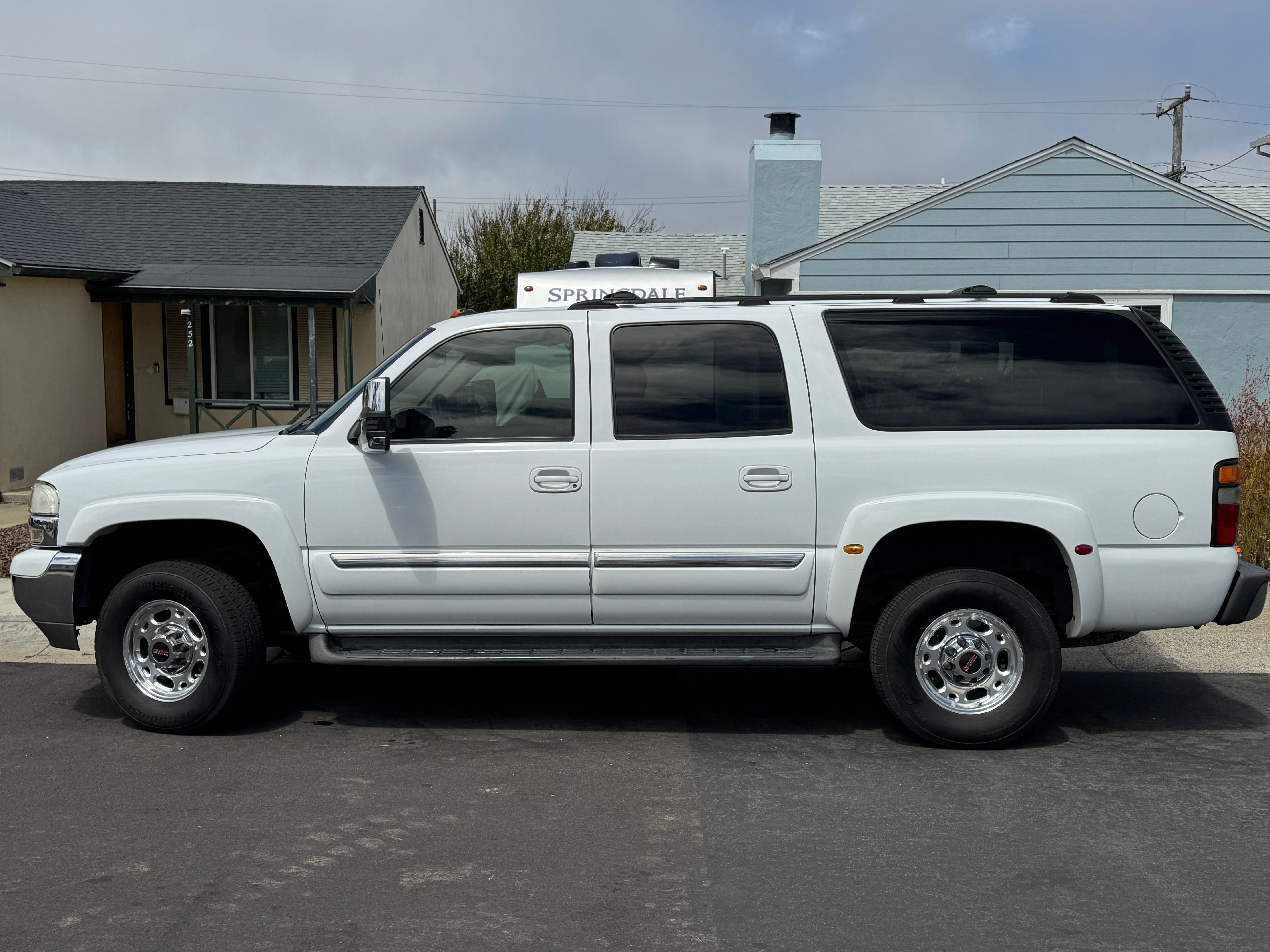 Used 2004 GMC Yukon XL 2500 SLT w/ Preferred Equipment Group AWD/4WD image 1