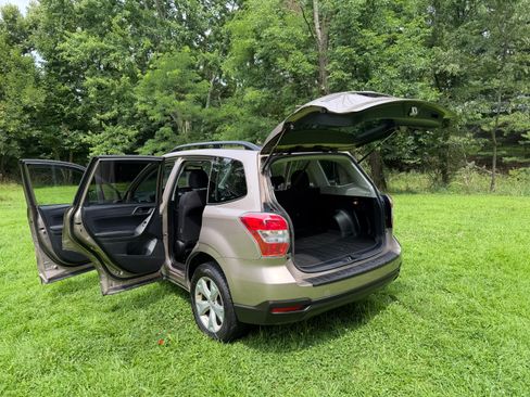 Used 2016 Subaru Forester 2.5i Premium AWD/4WD image 11