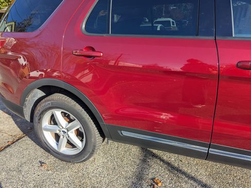 Used 2017 Ford Explorer XLT w/ Equipment Group 202A image 5