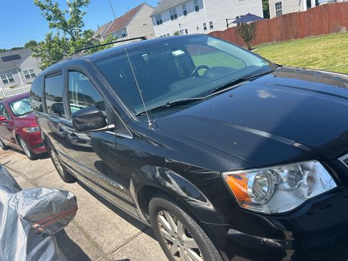 Used 2015 Chrysler Town & Country Touring FWD image 14