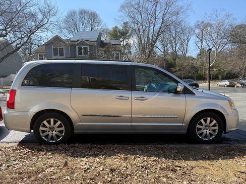 Used 2011 Chrysler Town & Country Touring-L w/ Entertainment Group #2 FWD image 1