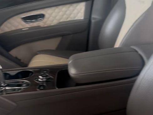 Used 2021 Bentley Bentayga image 2