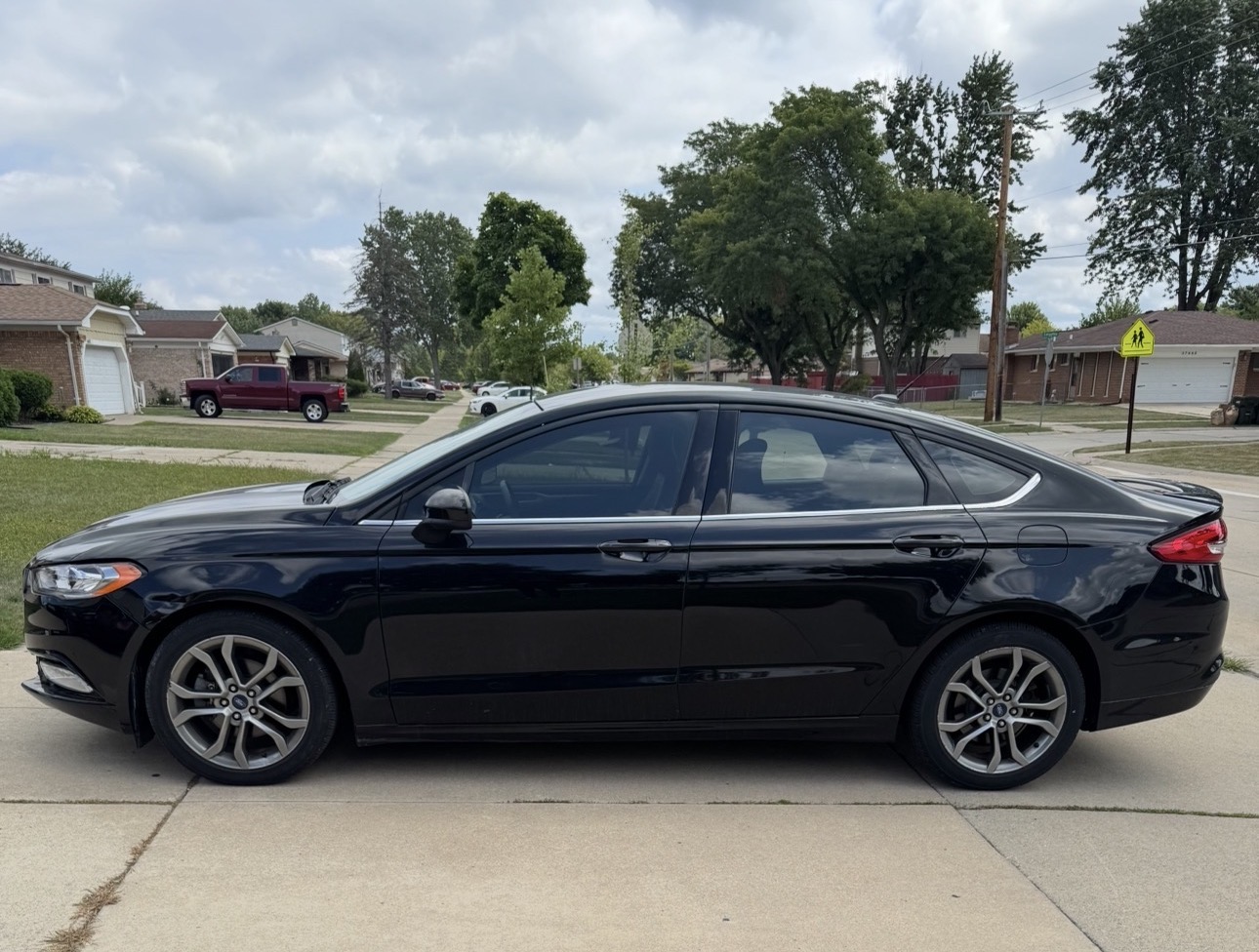 Used 2017 Ford Fusion SE w/ Equipment Group 201A FWD image 1