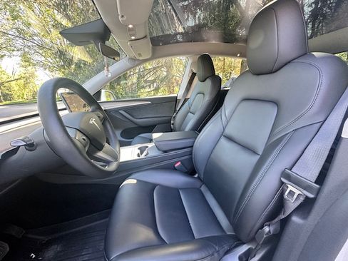 Used 2022 Tesla Model Y Long Range image 2