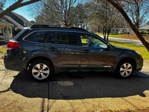 Used 2011 Subaru Outback 2.5i Premium image 9