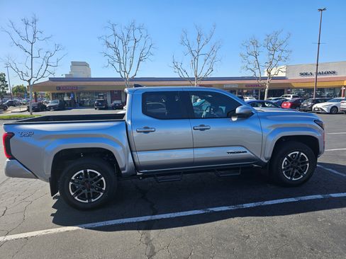 Used 2024 Toyota Tacoma TRD Sport w/ TRD Sport Upgrade Package image 4