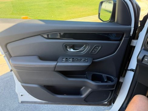 Used 2023 Honda Pilot TrailSport image 25