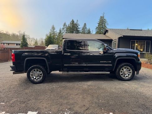 Used 2017 GMC Sierra 2500 Denali w/ Duramax Plus Package AWD/4WD image 4