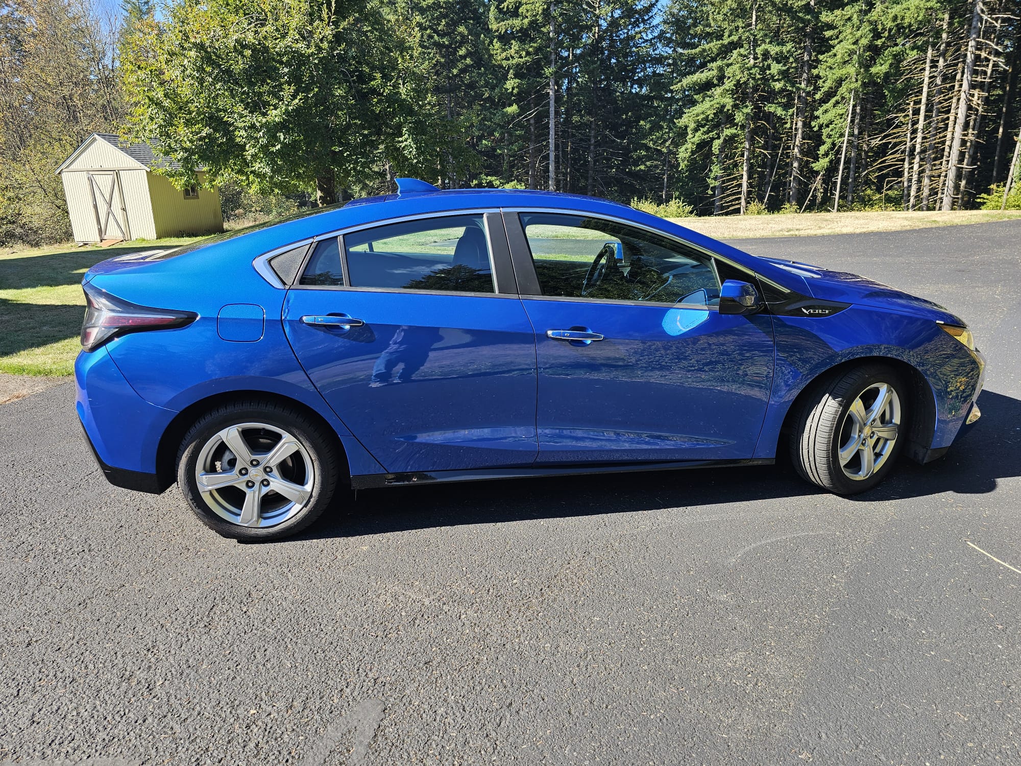 Used 2017 Chevrolet Volt LT w/ Comfort Package FWD image 1