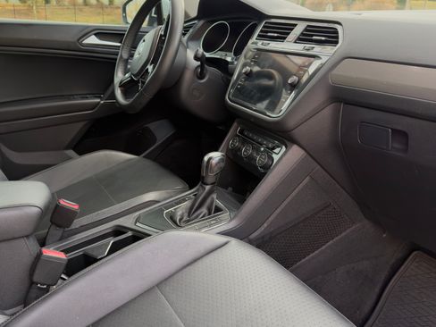 Used 2020 Volkswagen Tiguan SE w/ Panoramic Sunroof Package image 10