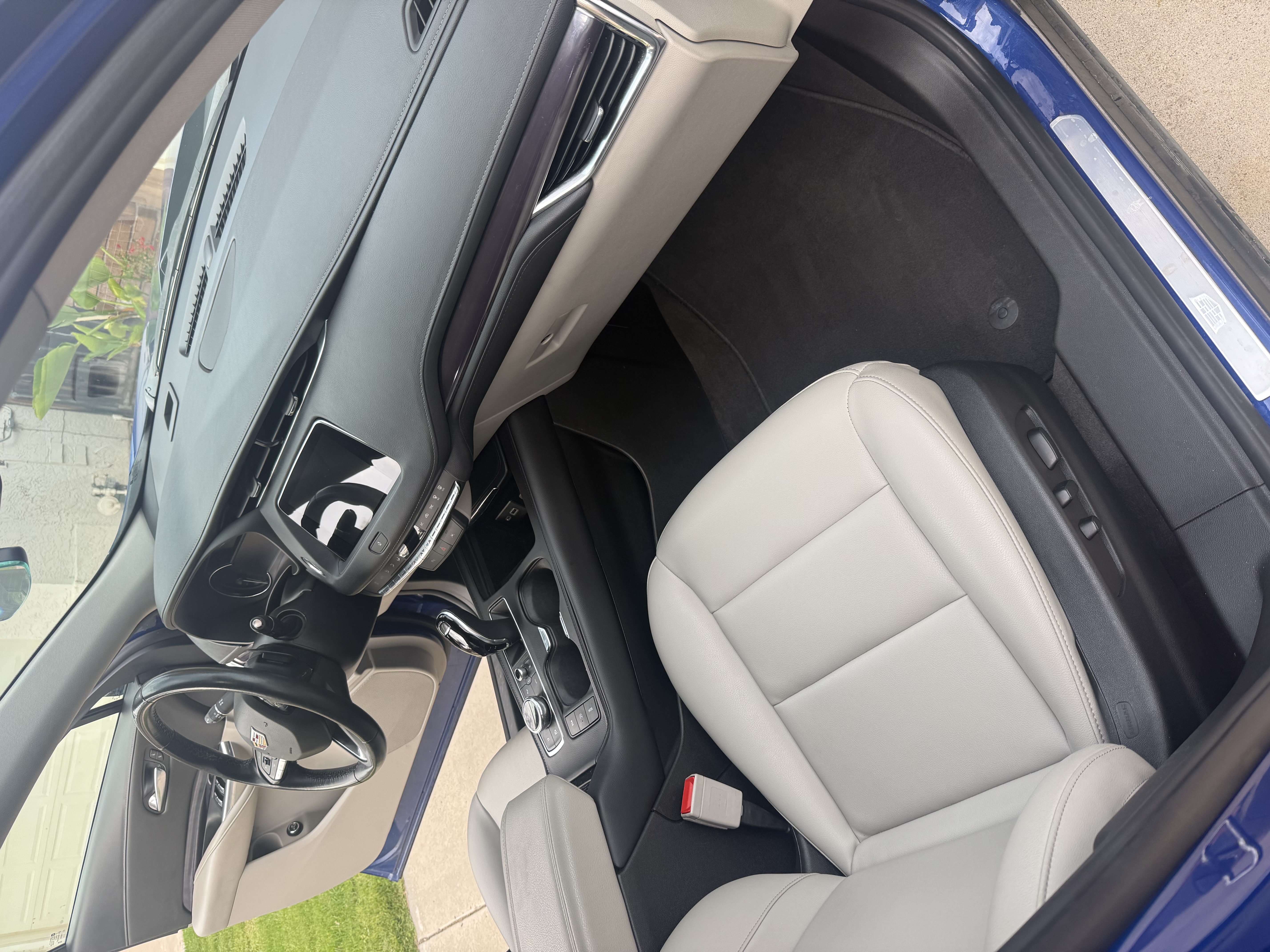 Used 2022 Cadillac XT4 Luxury w/ Driver Awareness Package FWD image 12