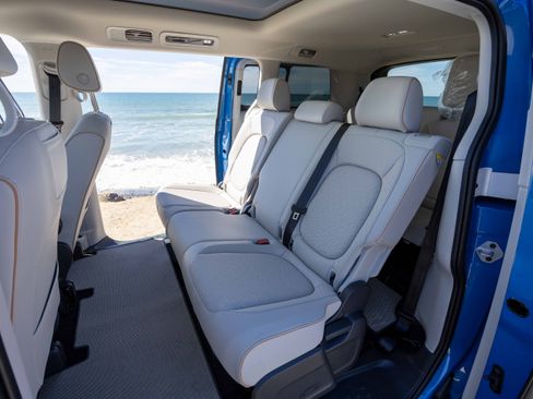 Used 2025 Volkswagen ID. Buzz 1st Edition image 8