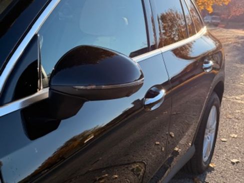 Used 2025 Mercedes-Benz GLC 300 4MATIC image 11