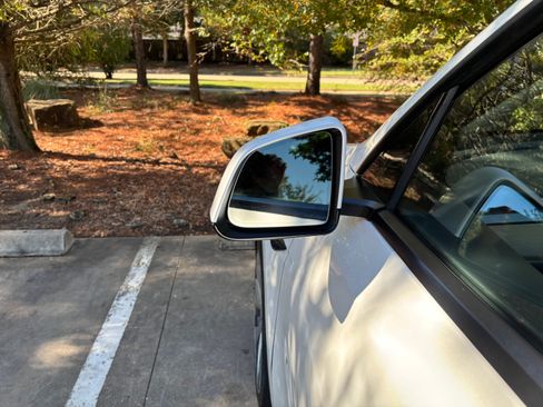 Used 2022 Tesla Model Y Long Range image 25