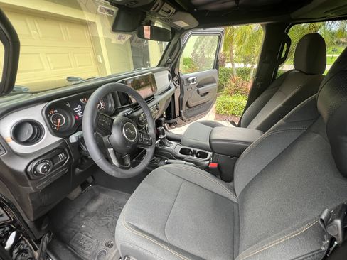Used 2025 Jeep Gladiator Sport AWD/4WD image 19