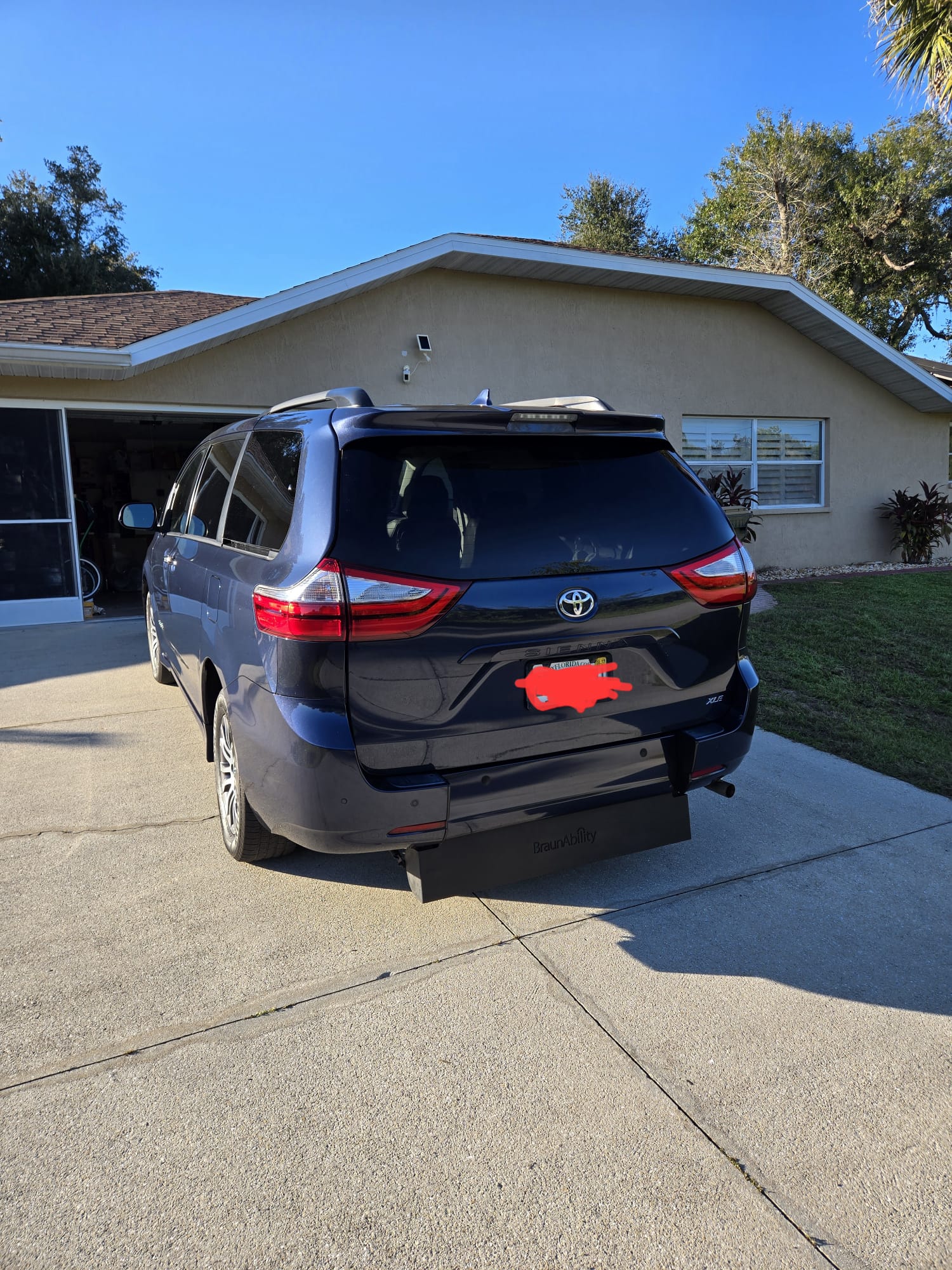 Used 2018 Toyota Sienna XLE w/ XLE Navigation Package FWD image 5