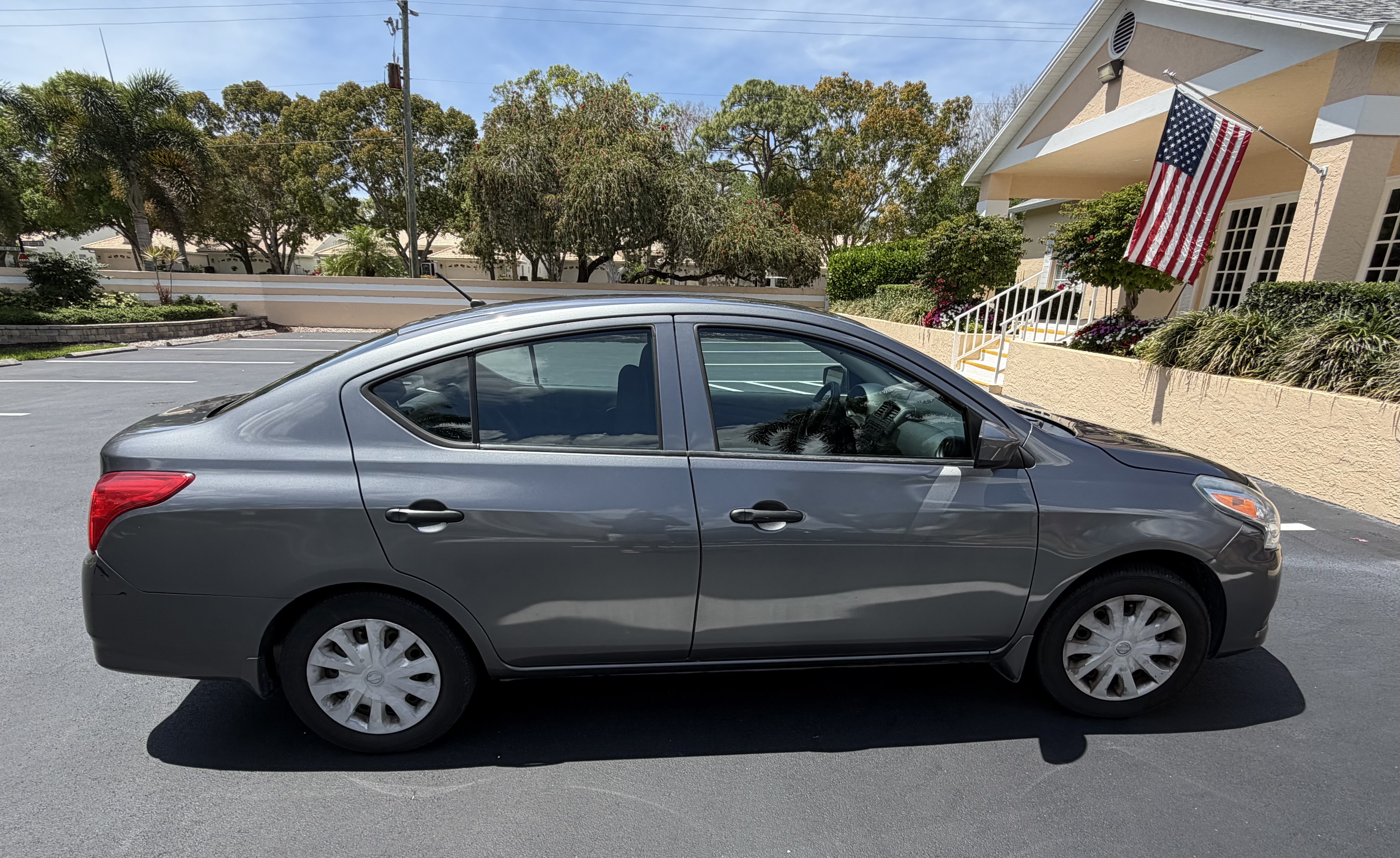 Used 2016 Nissan Versa S FWD image 1