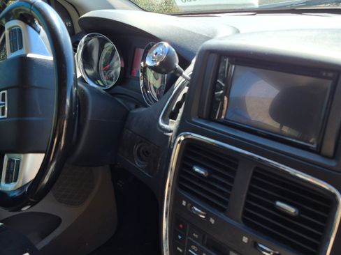 Used 2011 Dodge Grand Caravan Crew image 6