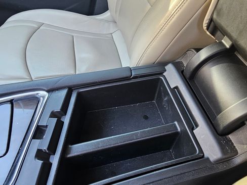 Used 2019 Buick Enclave Essence image 12