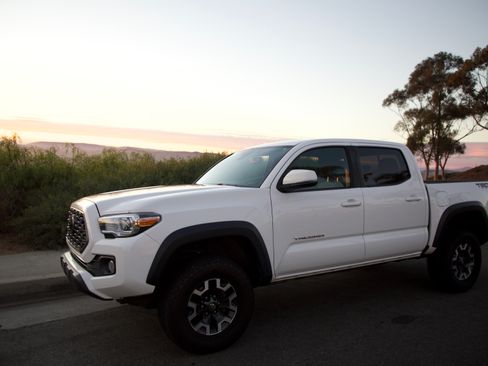 Used 2022 Toyota Tacoma TRD Off-Road RWD image 1