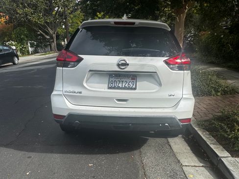 Used 2018 Nissan Rogue SV image 4