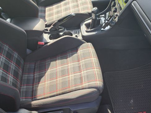 Used 2018 Volkswagen GTI SE FWD image 13
