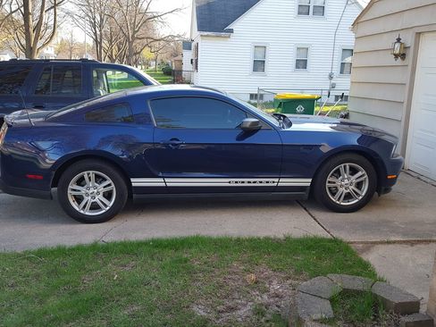 Used 2010 Ford Mustang Coupe image 2