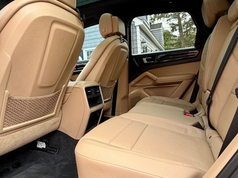 Used 2020 Porsche Cayenne image 10