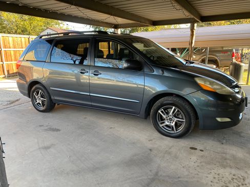 Used 2010 Toyota Sienna XLE image 2