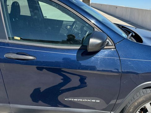 Used 2015 Jeep Cherokee Sport image 22