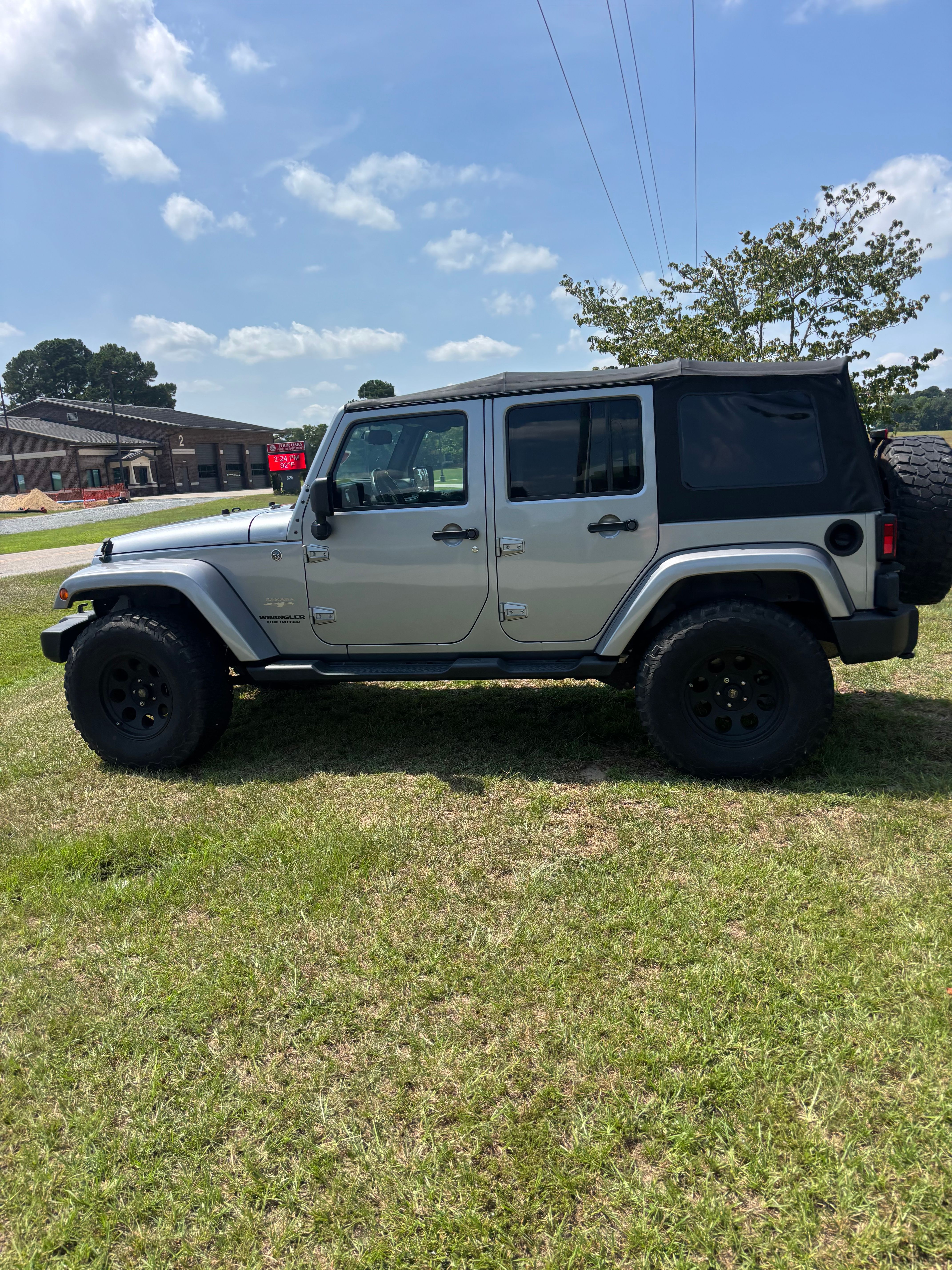 Used 2013 Jeep Wrangler Unlimited Sahara w/ Connectivity Group AWD/4WD image 6