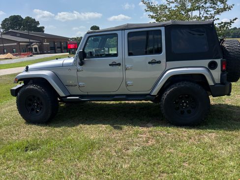 Used 2013 Jeep Wrangler Unlimited Sahara w/ Connectivity Group AWD/4WD image 6