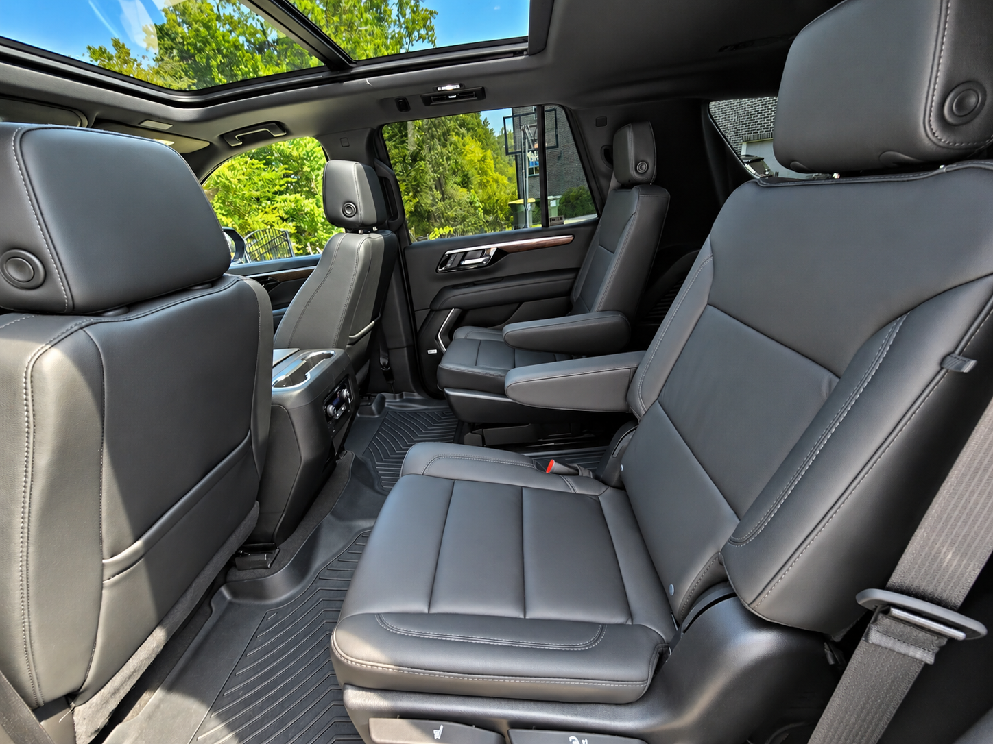 Used 2025 Chevrolet Tahoe LT w/ Comfort Package AWD/4WD image 17