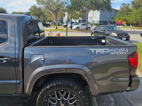 Used 2019 Toyota Tacoma TRD Sport image 8