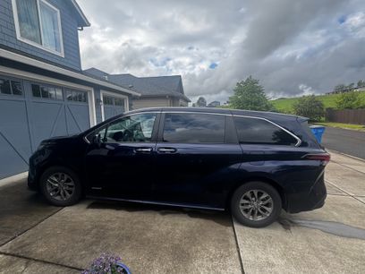 Used 2021 Toyota Sienna XLE