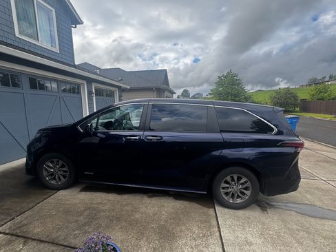 Used 2021 Toyota Sienna XLE FWD image 1