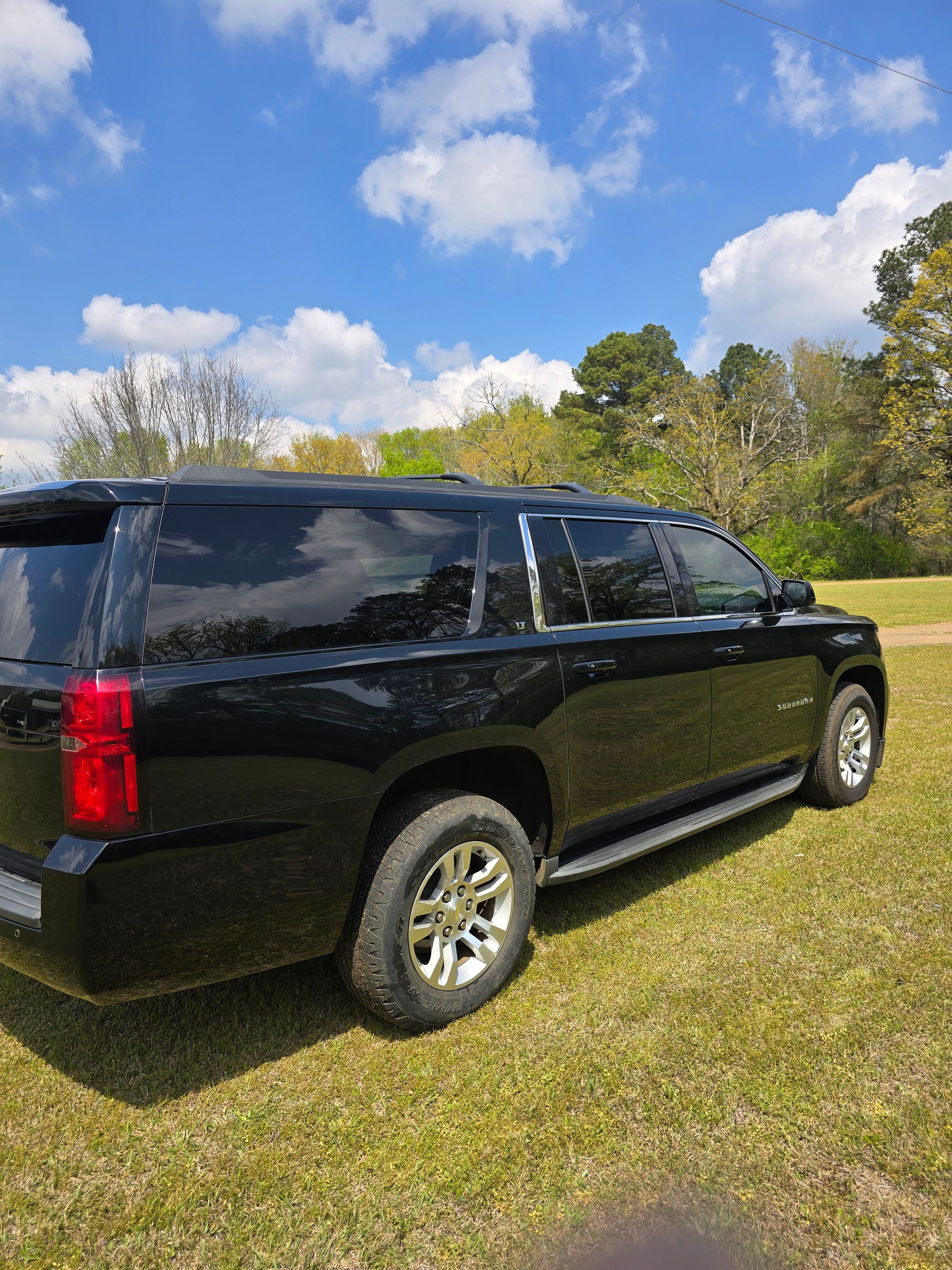 Used 2016 Chevrolet Suburban LT w/ Luxury Package RWD image 2