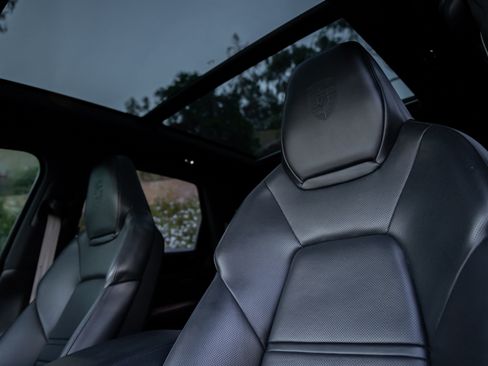 Used 2022 Porsche Cayenne Platinum Edition image 30