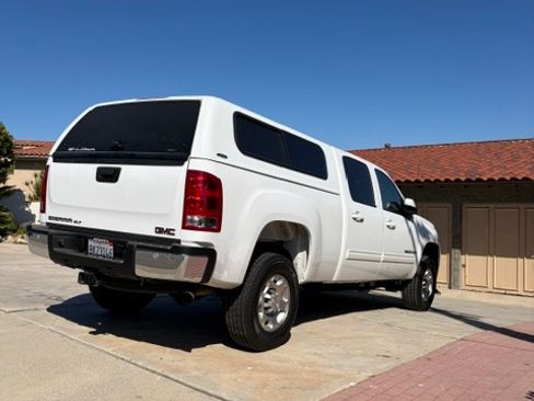 Used 2007 GMC Sierra 2500 SLT w/ Entertainment Package RWD image 2