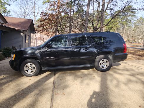 Used 2014 Chevrolet Suburban LT image 1