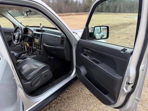 Used 2011 Jeep Liberty Sport image 8