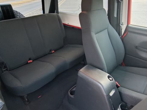 Used 2006 Jeep Wrangler Unlimited Rubicon image 16