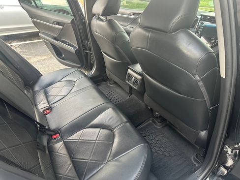 Used 2018 Toyota Camry XLE image 10