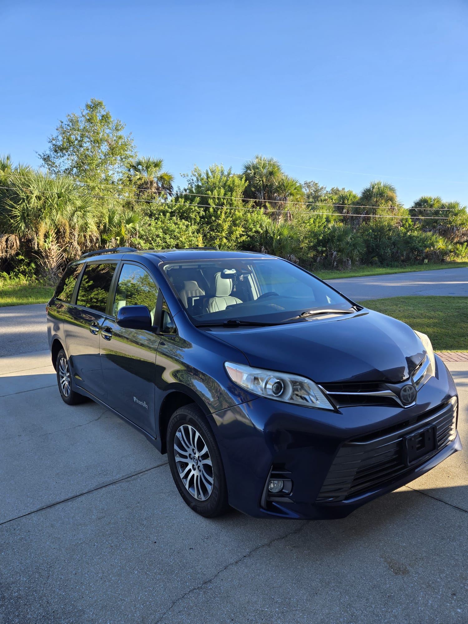 Used 2018 Toyota Sienna XLE w/ XLE Navigation Package FWD image 2