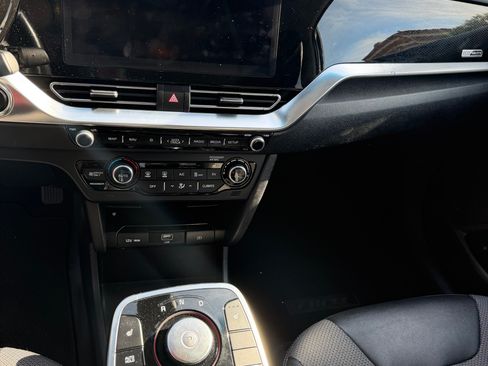 Used 2022 Kia Niro EX FWD image 6