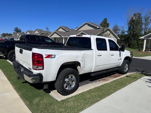 Used 2009 GMC Sierra 2500 SLT w/ Suspension Package, Off-Road image 6