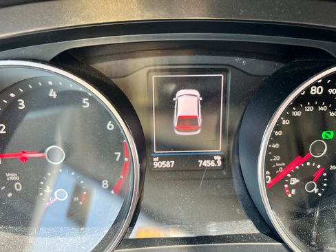 Used 2018 Volkswagen Tiguan SEL FWD image 16