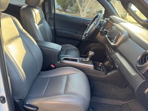 Used 2022 Toyota Tacoma TRD Sport image 12