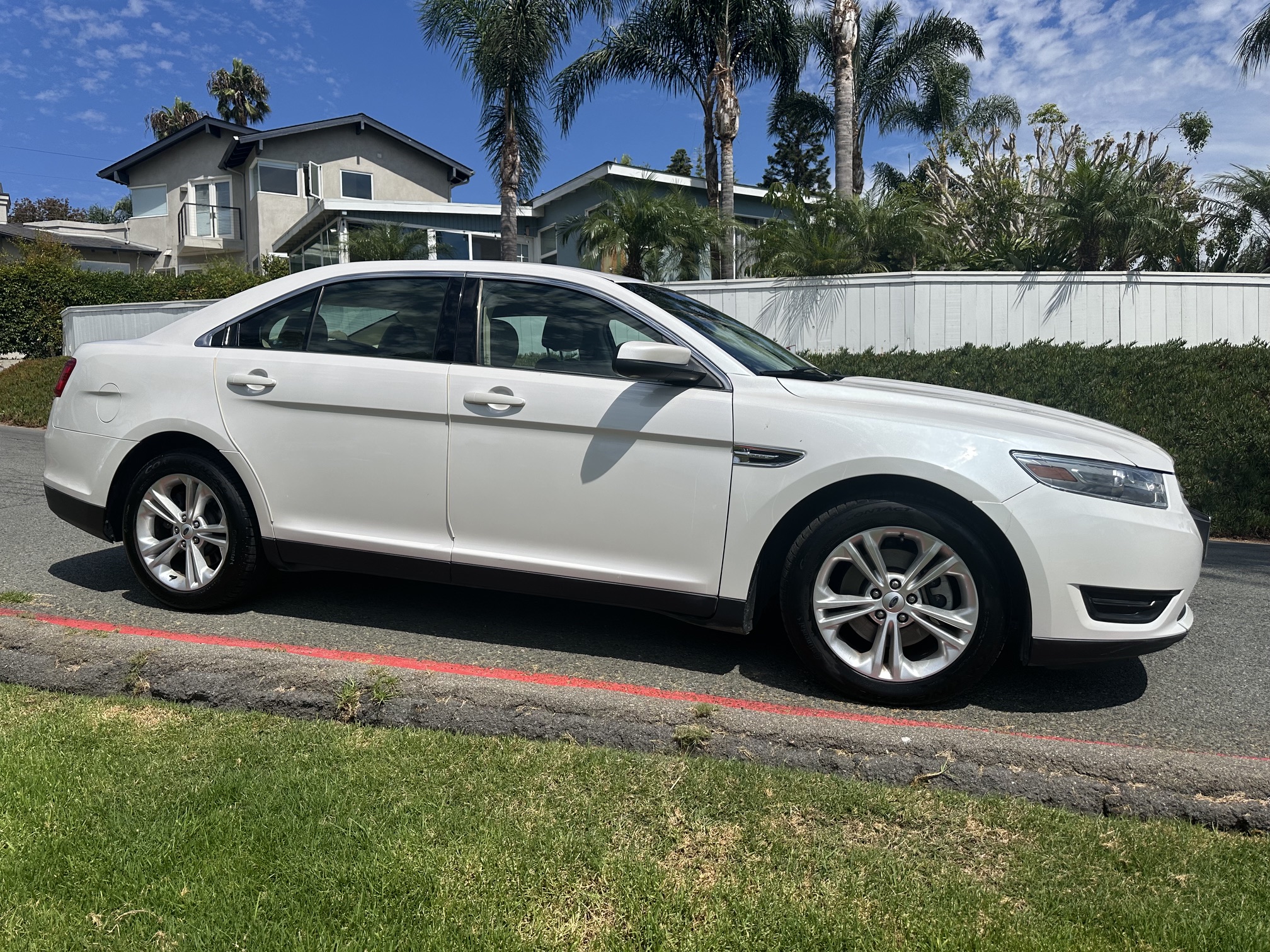 Used 2014 Ford Taurus SEL w/ Equipment Group 201A FWD image 2