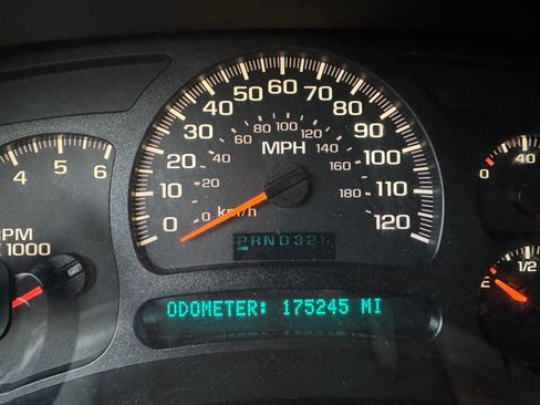 Used 2005 GMC Yukon SLT w/ SLT Preferred Equipment Group AWD/4WD image 6